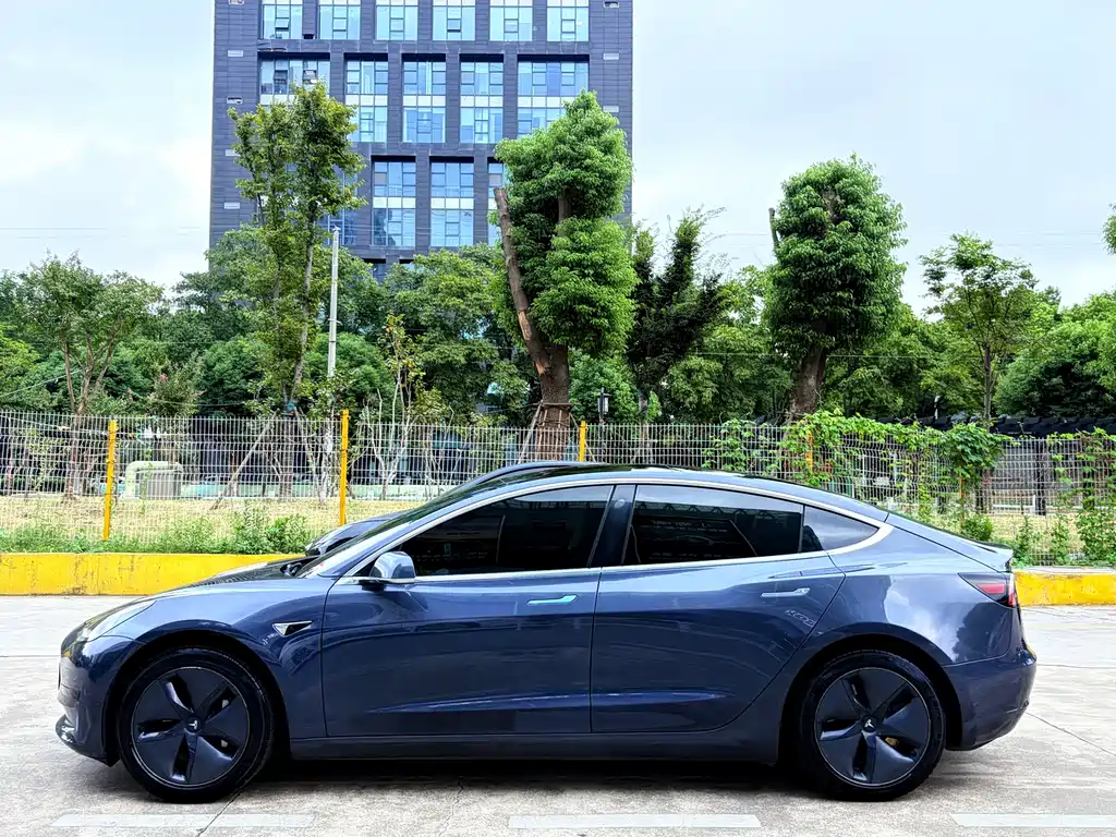 Tesla Model 3 — миниатюра 5