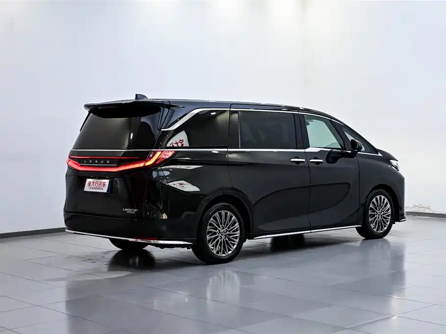 LEXUS LM