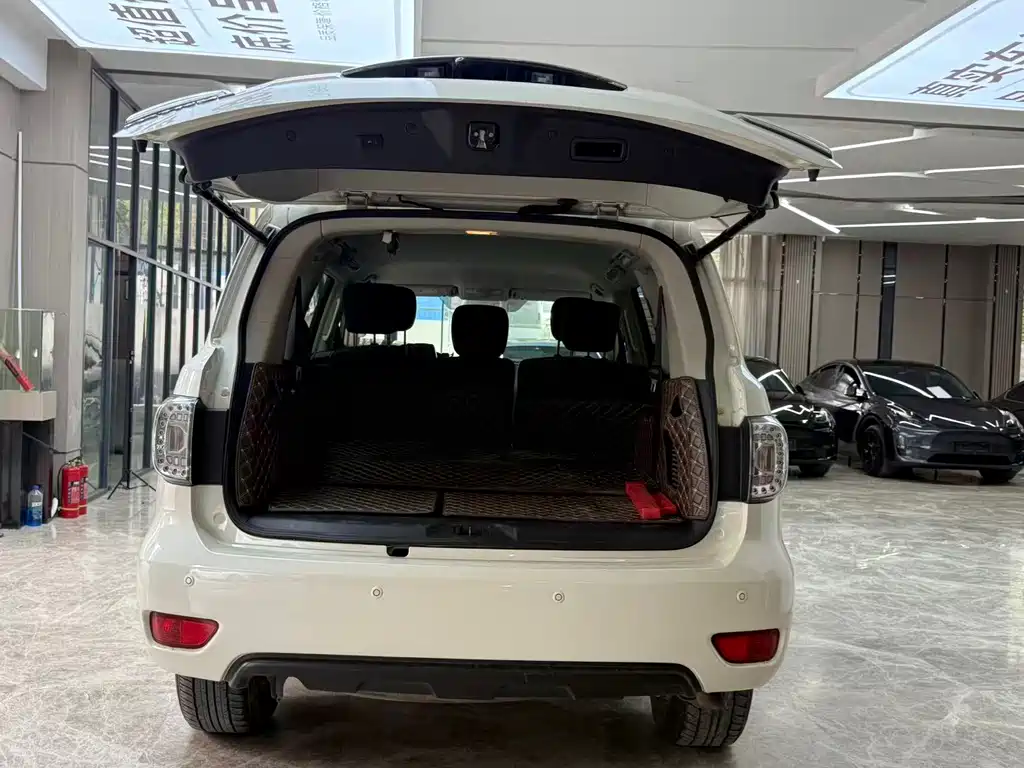 Nissan Patrol — миниатюра 7
