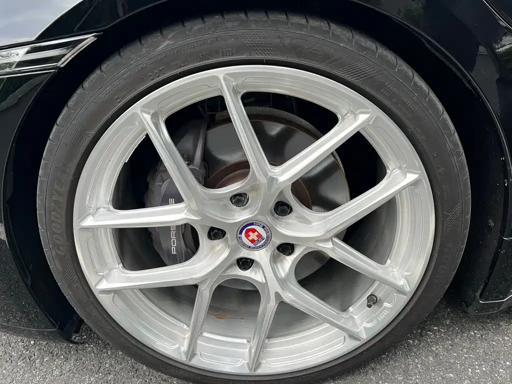Porsche Taycan — миниатюра 13
