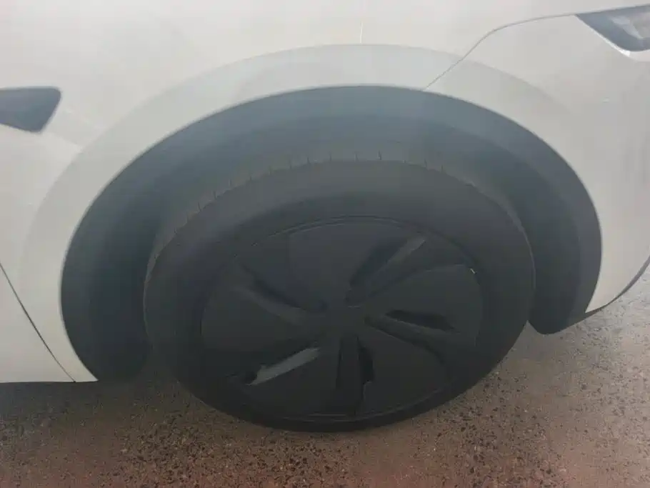 Tesla Model Y — миниатюра 6