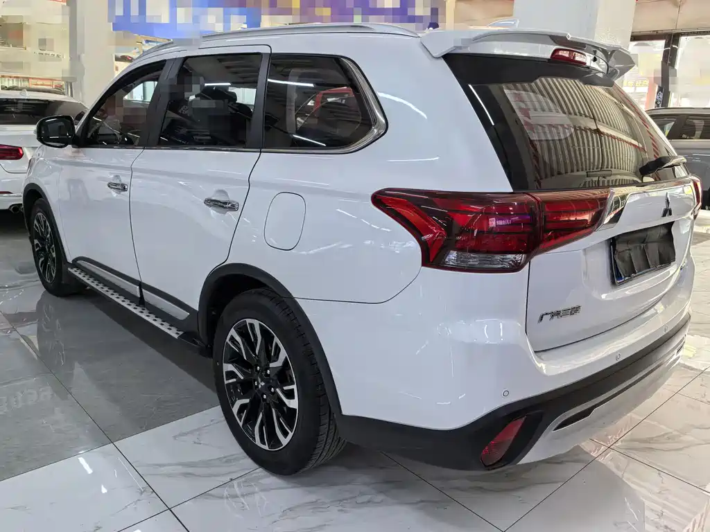 MITSUBISHI OUTLANDER