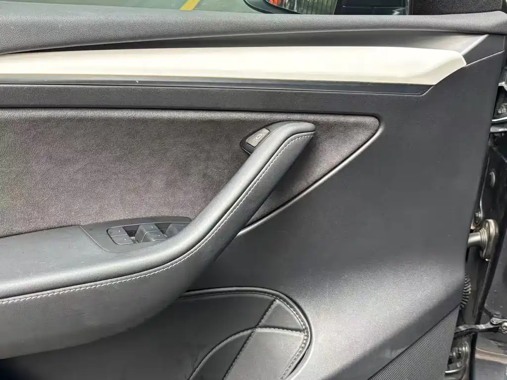 Tesla Model Y — миниатюра 8
