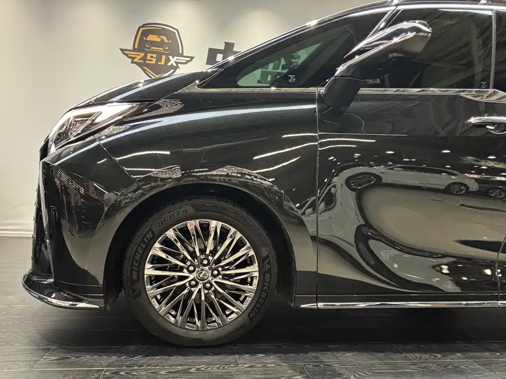 LEXUS  LM
