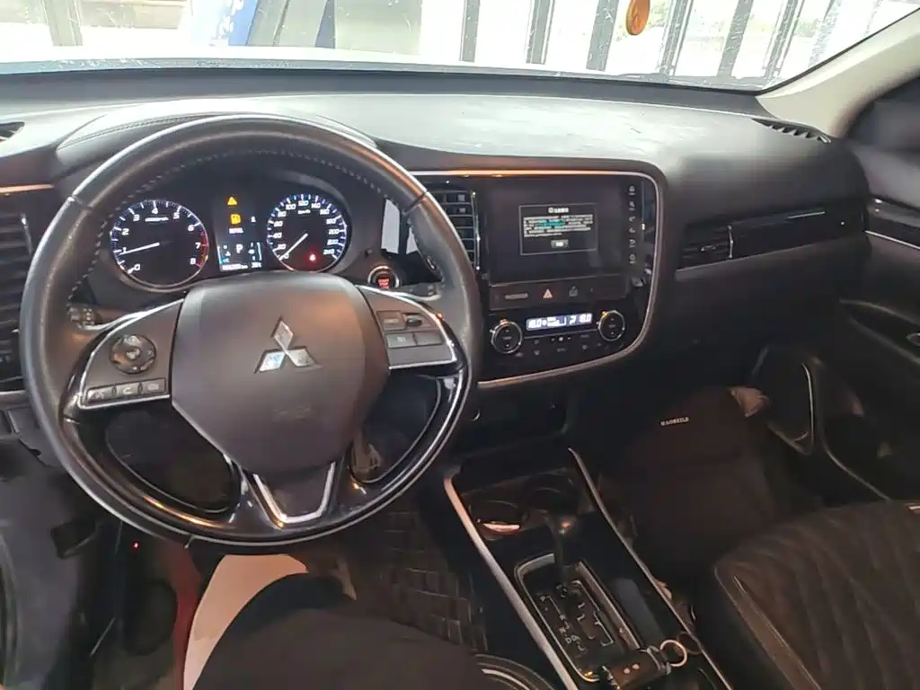 Mitsubishi Outlander — миниатюра 10