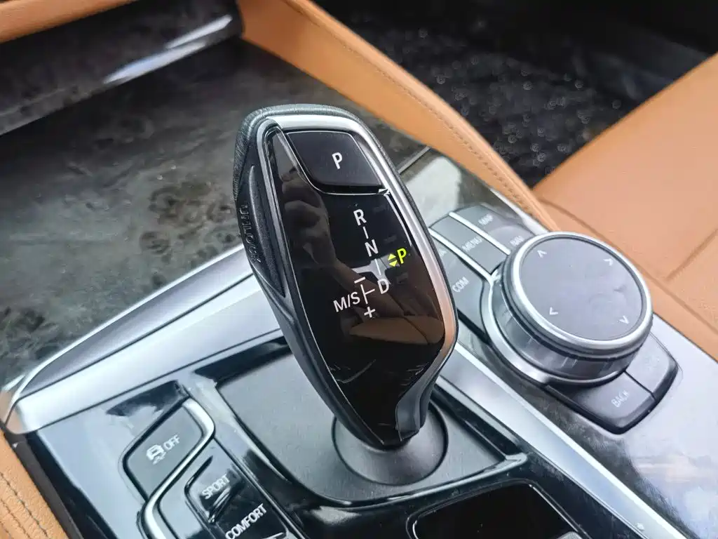 BMW 5 Series — миниатюра 12