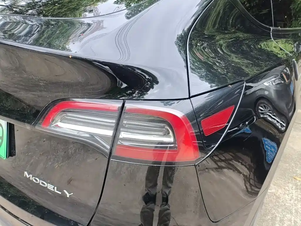 Tesla Model Y — миниатюра 8