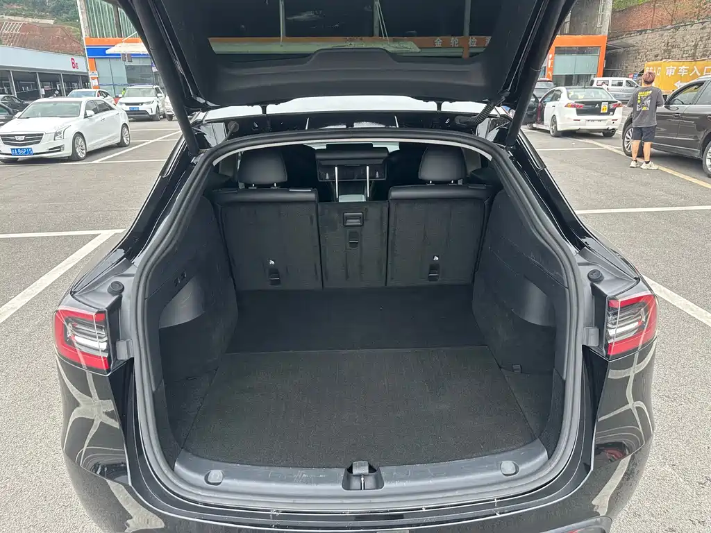 Tesla Model Y — миниатюра 9
