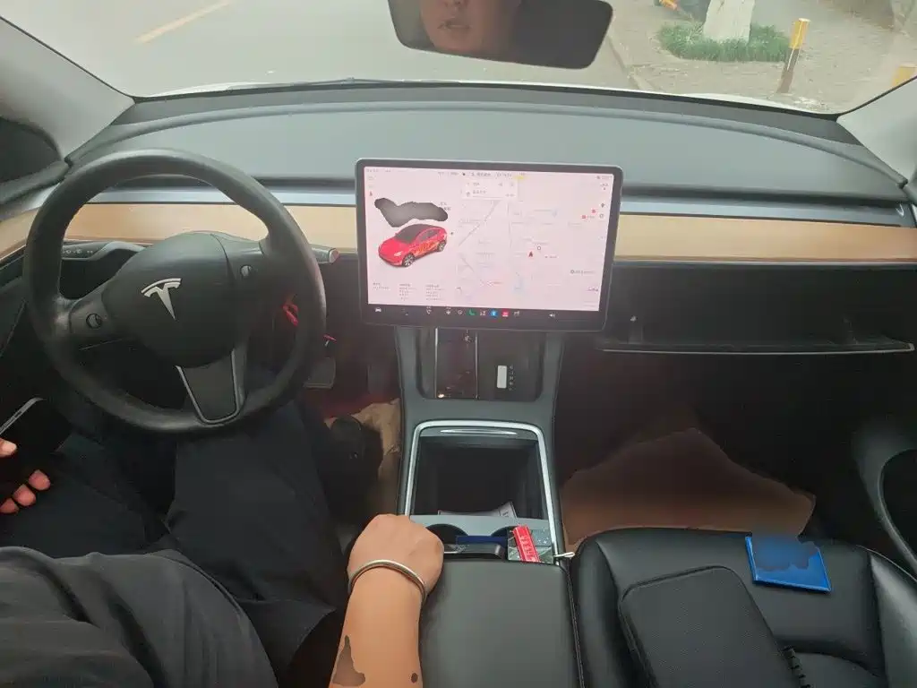 Tesla Model Y — миниатюра 10