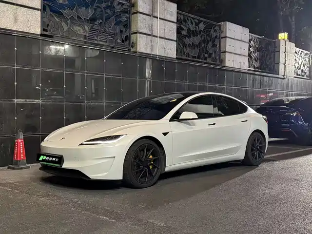 TESLA MODEL 3 2024
