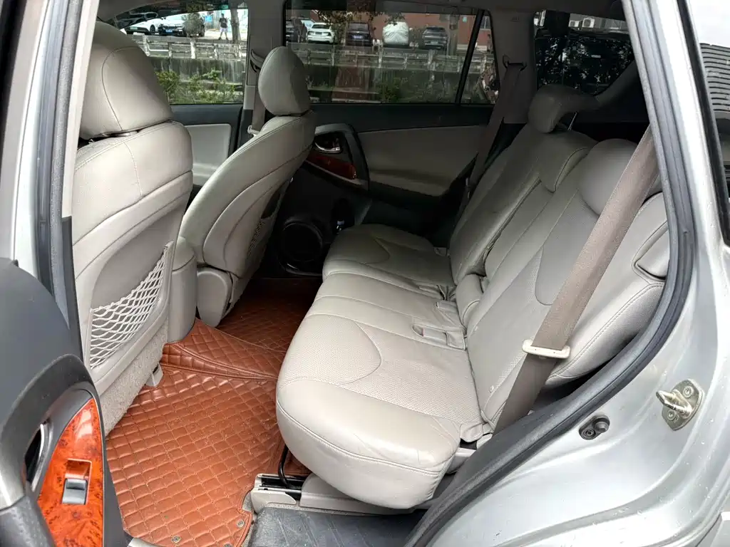 Toyota RAV4 — миниатюра 11