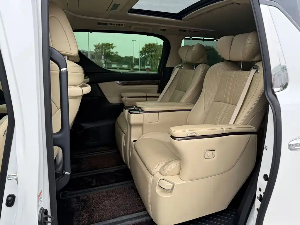 Toyota Alphard — миниатюра 13