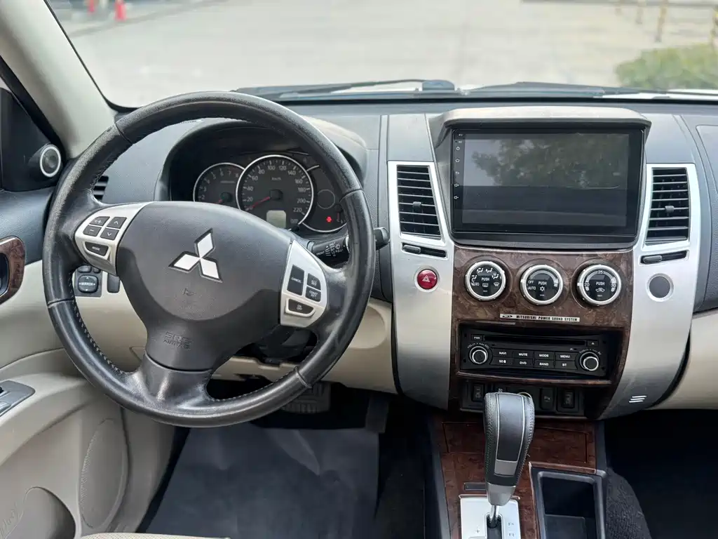Mitsubishi Pajero Sport — миниатюра 6