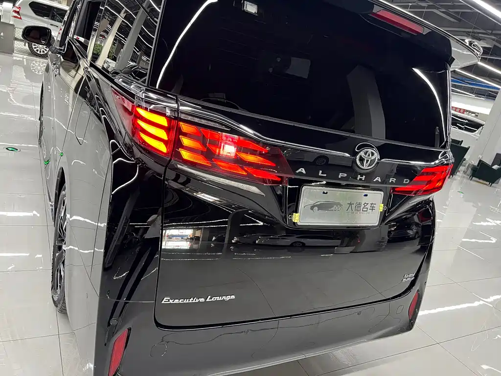 Toyota Alphard — миниатюра 7