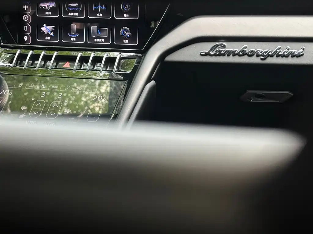 Lamborghini Urus — миниатюра 9