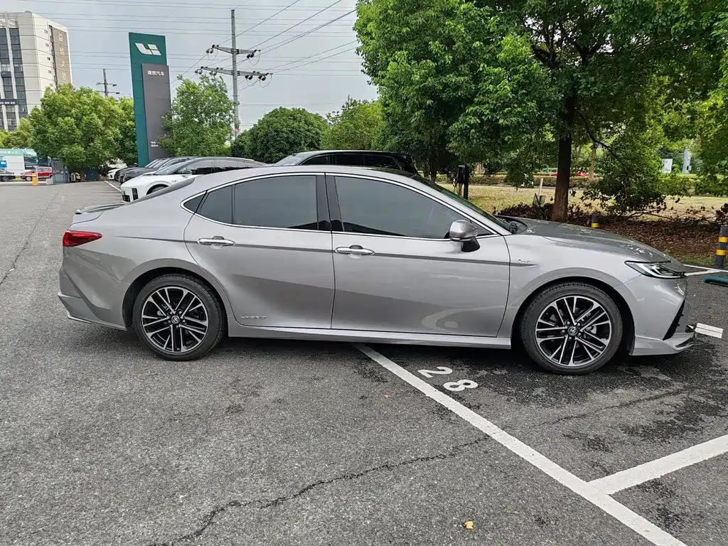 Toyota Camry — миниатюра 7