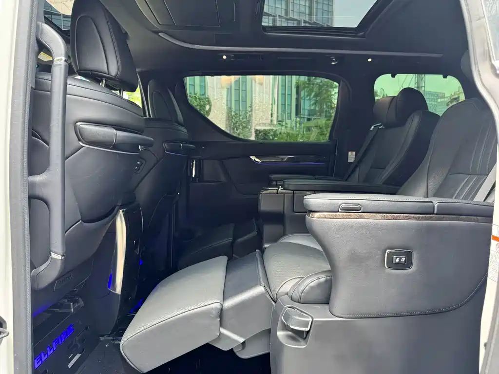 Toyota Vellfire — миниатюра 6