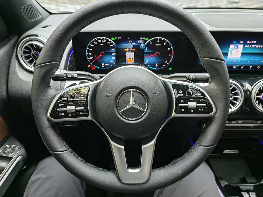Mercedes-Benz GLB — миниатюра 12