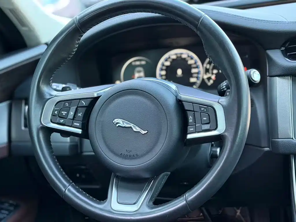 Jaguar XFL — миниатюра 9