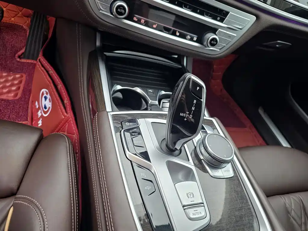 BMW 7 Series — миниатюра 13