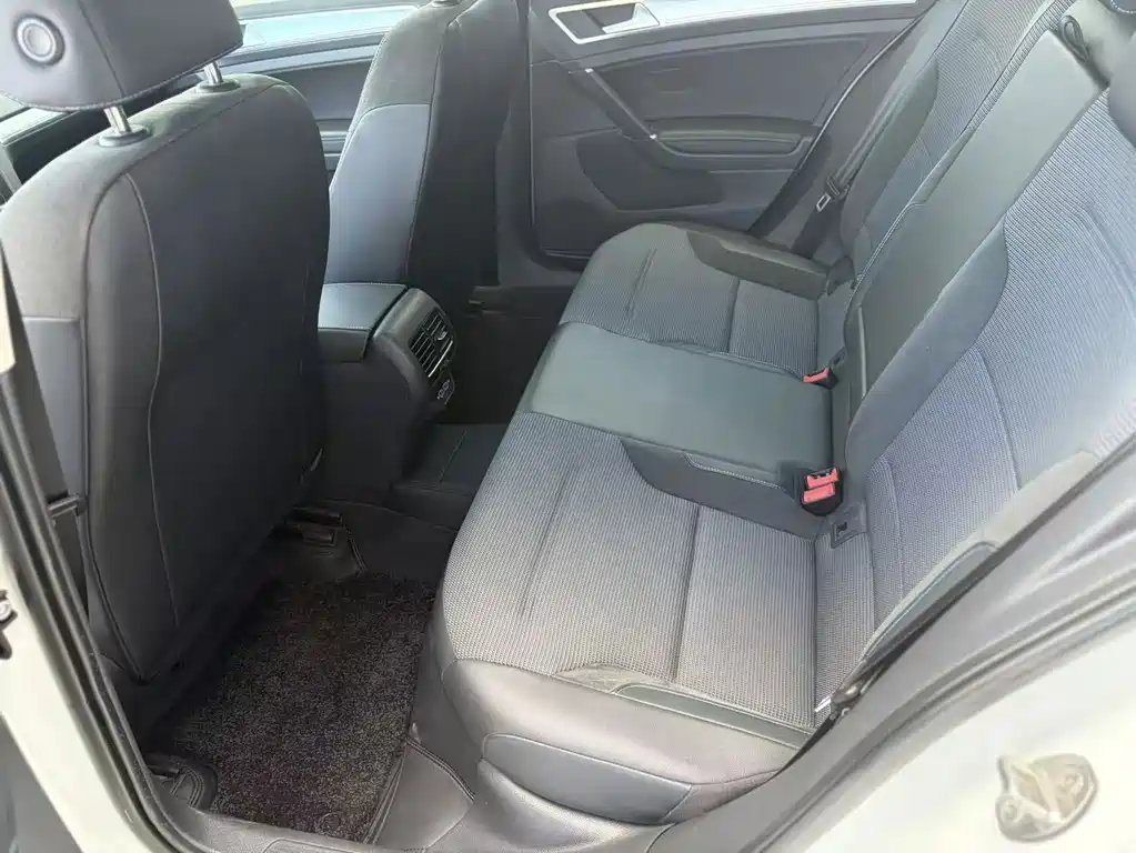 Volkswagen Golf EV — миниатюра 10
