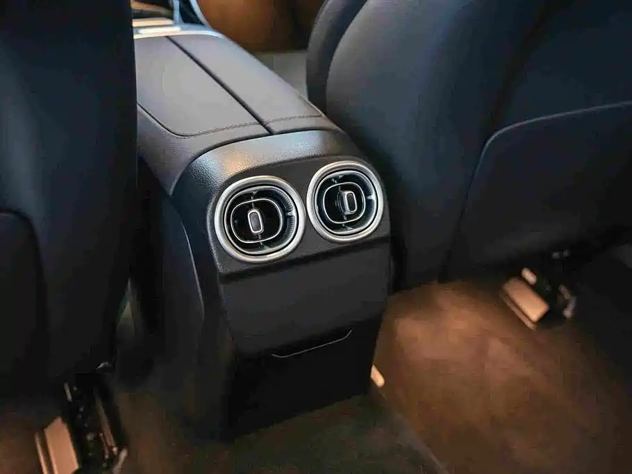 Mercedes-Benz C-Class — миниатюра 11