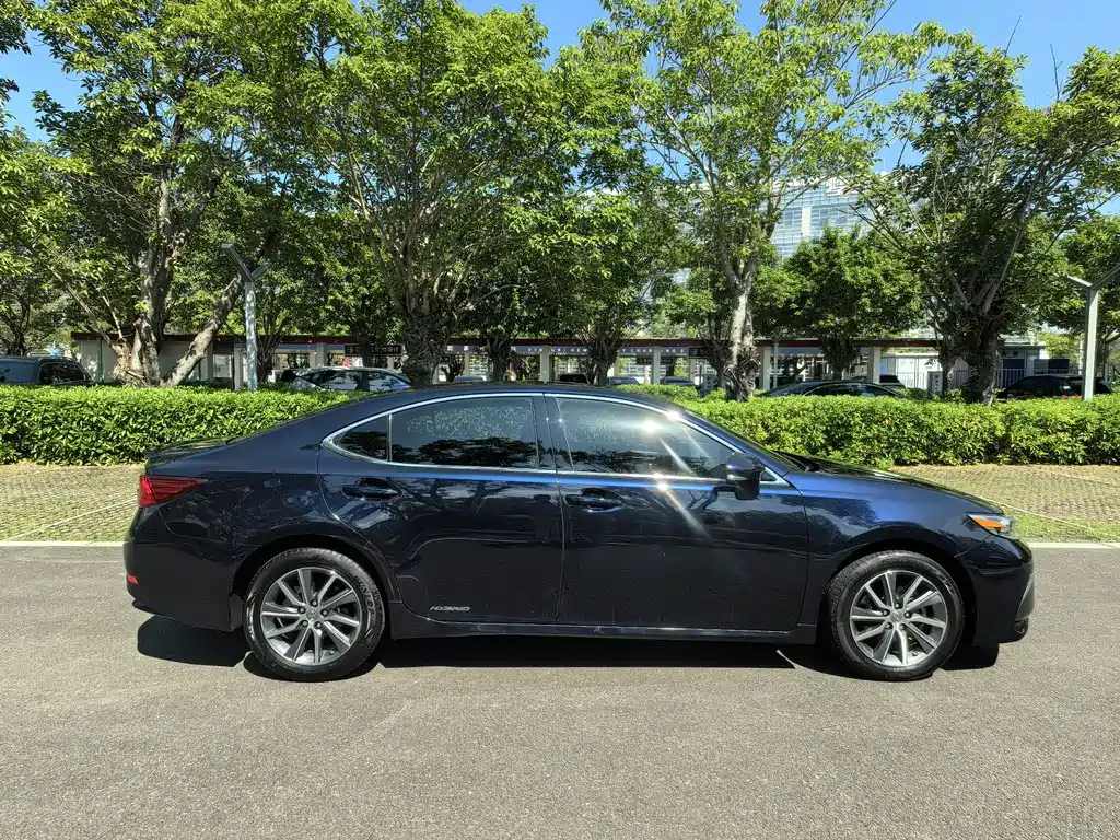 Lexus ES — миниатюра 8