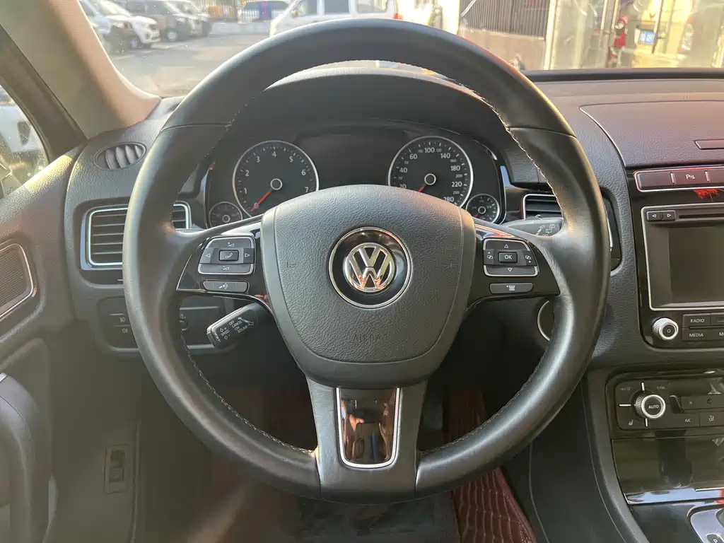 VOLKSWAGEN TOUAREG