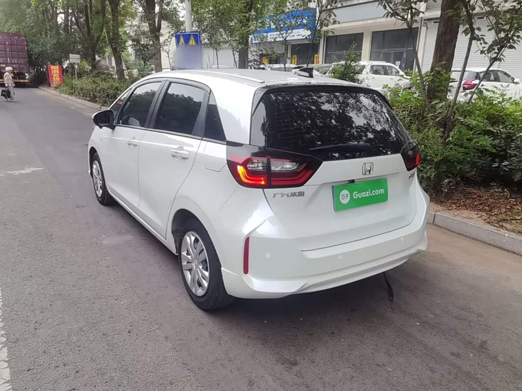 Honda Fit 1.5 л 2023 г. Белый, пробег 10500 км