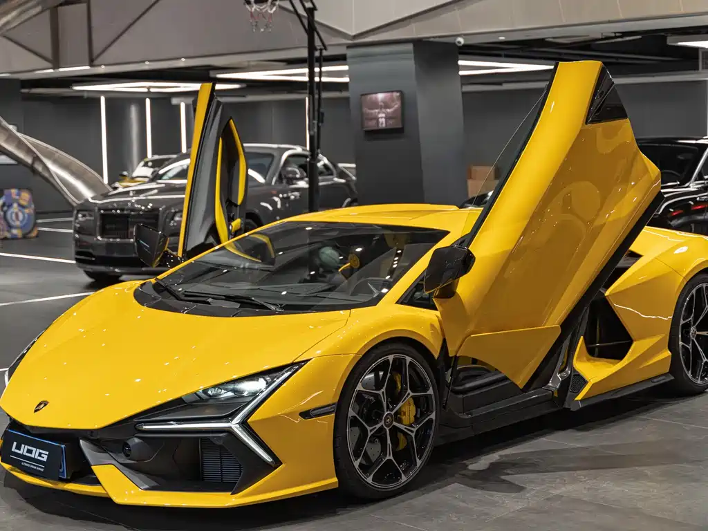 LAMBORGHINI REVUELTO