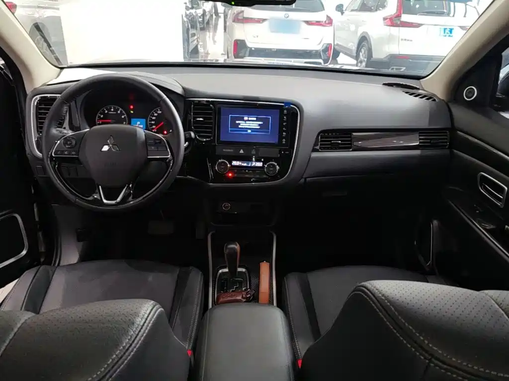 Mitsubishi Outlander — миниатюра 10