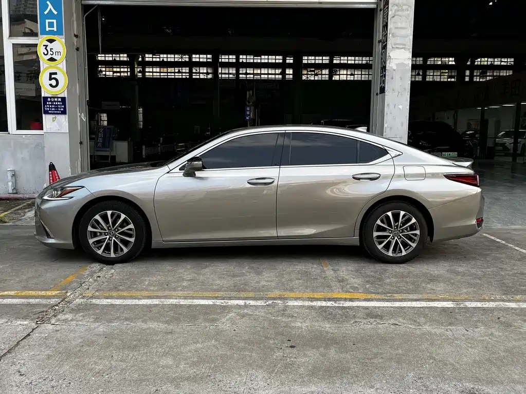 Lexus ES 2022 300h