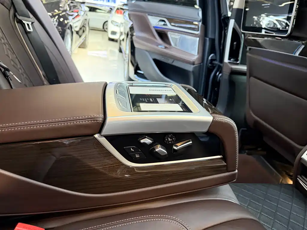 BMW 7 Series — миниатюра 29