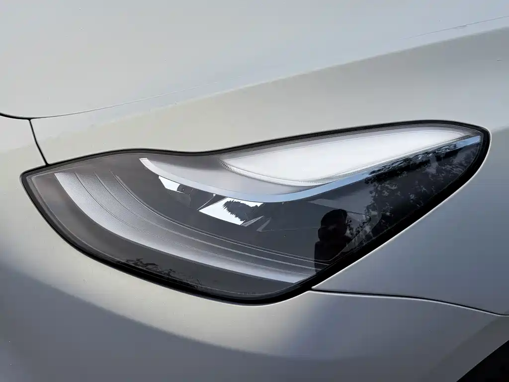 Tesla Model Y — миниатюра 9