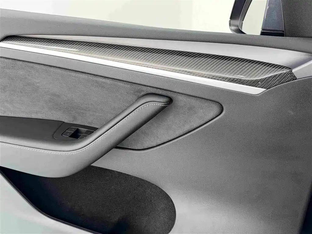Tesla Model Y — миниатюра 8