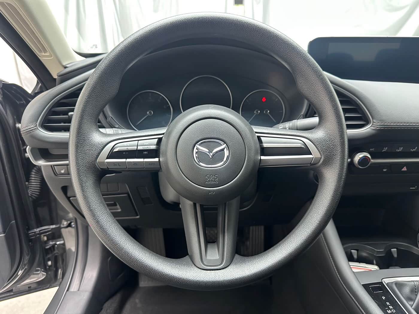 Mazda Mazda3 Axela 2.0 л 2023 г. Серебристо-серый, пробег 31000 км