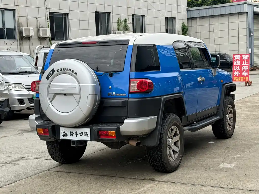 Toyota FJ Cruiser — миниатюра 12