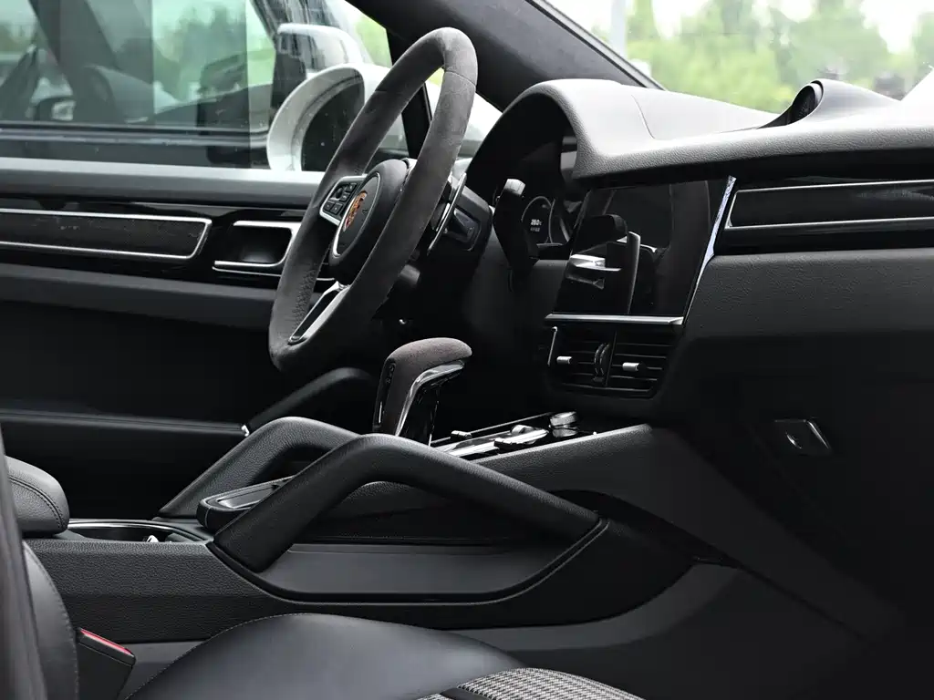 Porsche Cayenne — миниатюра 7