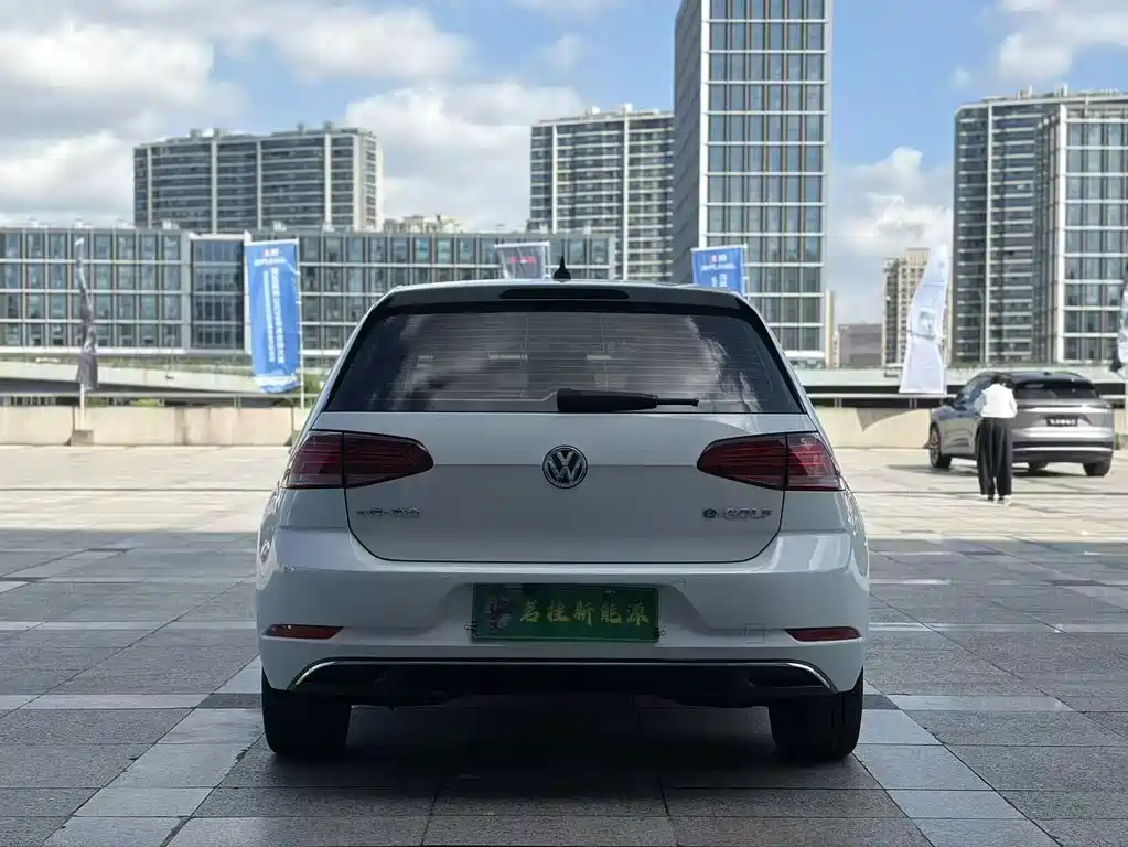 Volkswagen Golf EV — миниатюра 7