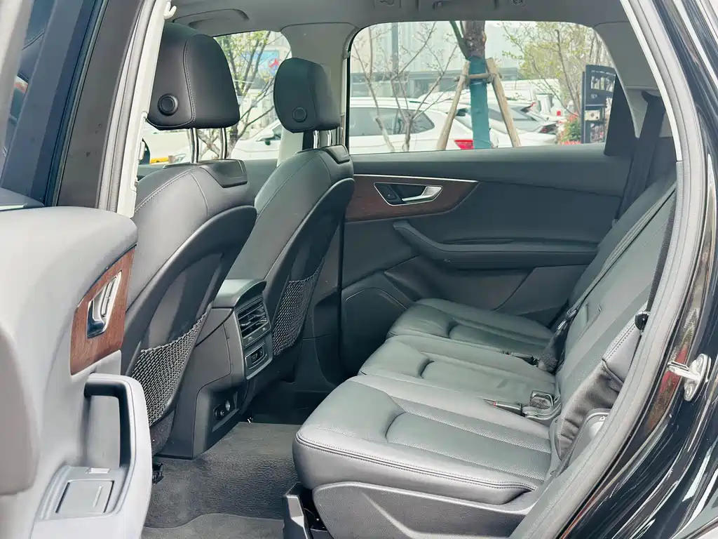 Audi Q7 2023 45 TFSI quattro S line Sport