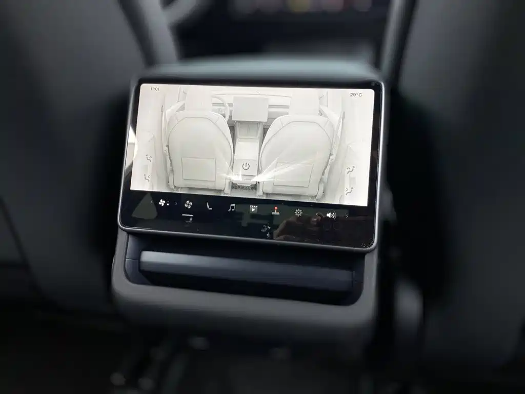 Tesla Model Y — миниатюра 22