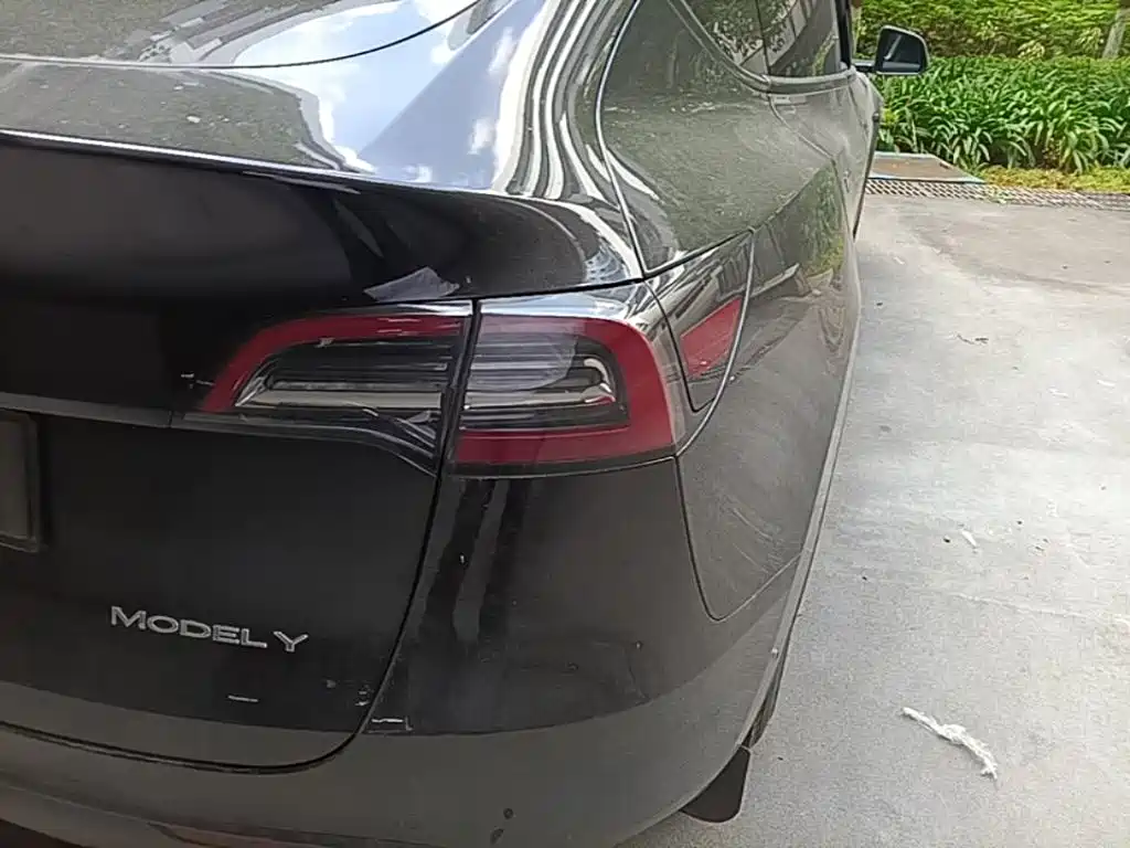 Tesla Model Y — миниатюра 8