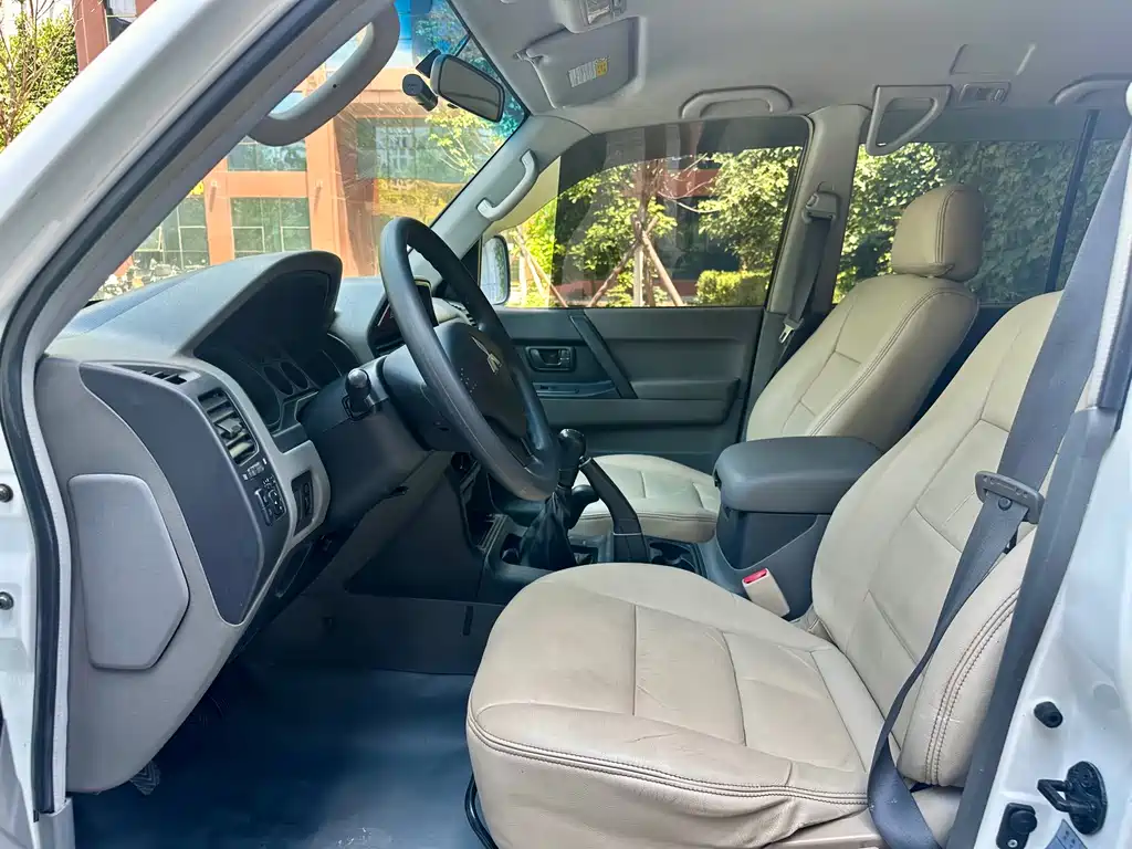 Mitsubishi Pajero — миниатюра 8