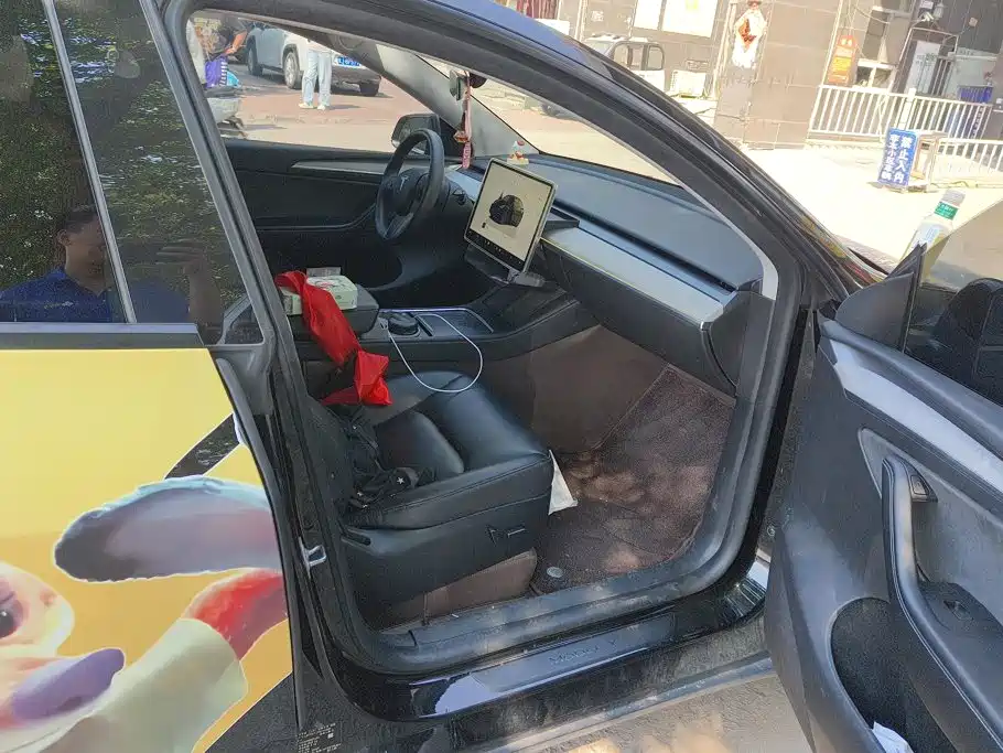 Tesla Model Y — миниатюра 8