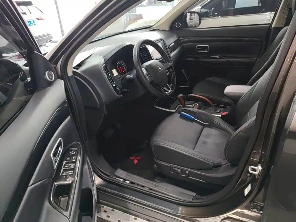 Mitsubishi Outlander — миниатюра 16