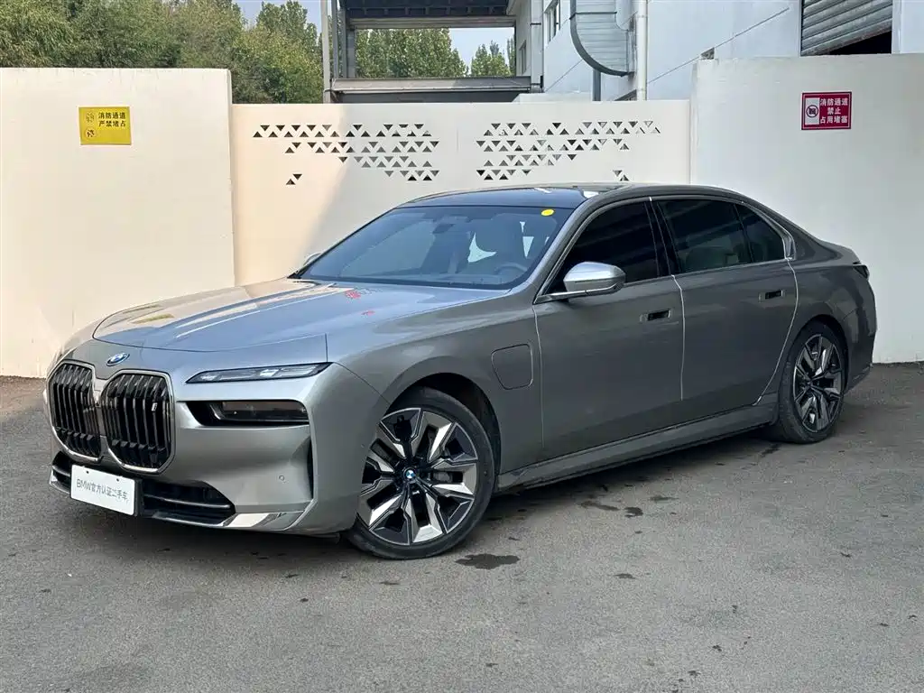 BMW i7