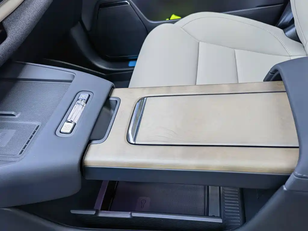 Volvo XC70 PHEV — миниатюра 13