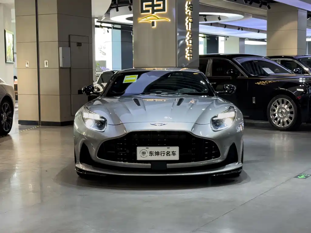 Aston Martin DB12 — миниатюра 2