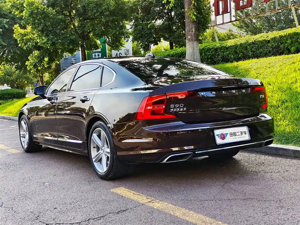 VOLVO S90