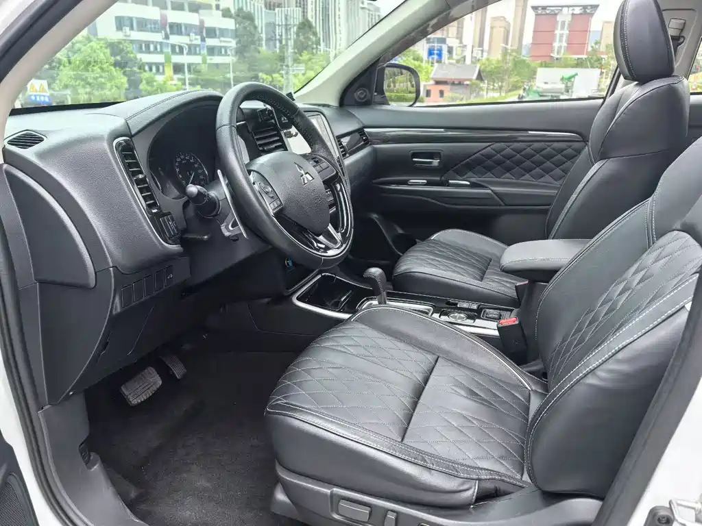 MITSUBISHI OUTLANDER